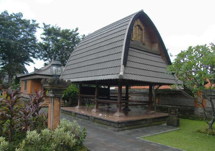 rumah adat bali jineng atau klumpu